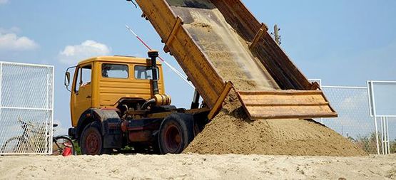 Valero y Alarcón S.L. camión descargando arena